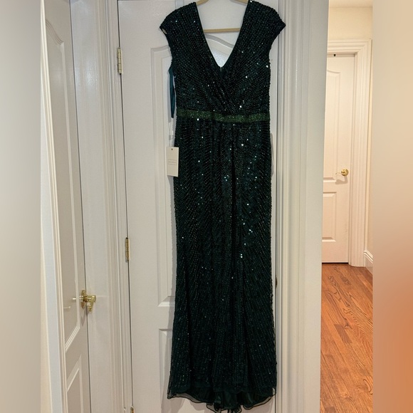 NWT Mac Duggal Cap 5441 Sleeve Sequined Evening Gown in Forest Green Size 14W - Picture 9 of 11